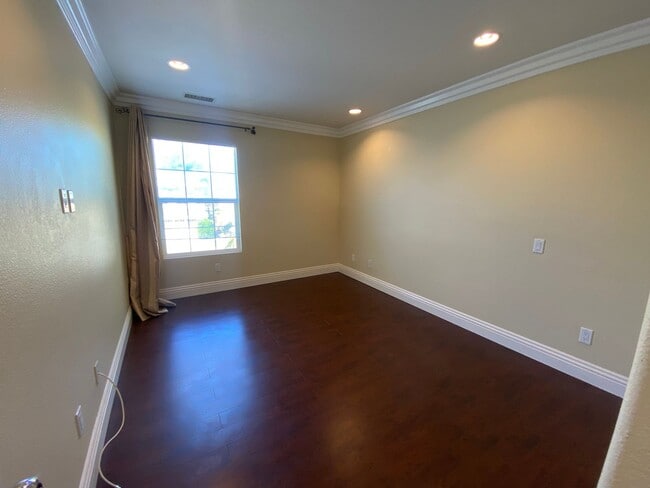 Building Photo - *Move in Special*2 story 4 Bedroom Home located in Amber Woods Community