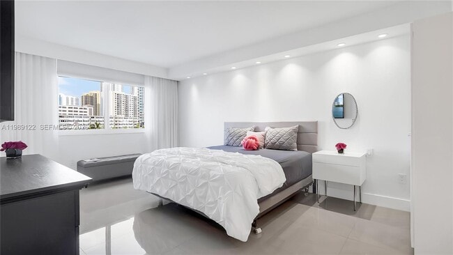 Building Photo - 300 Bayview Dr