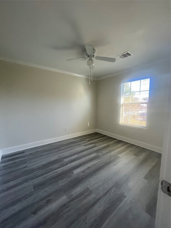 Building Photo - 11809 Longwood Garden Way