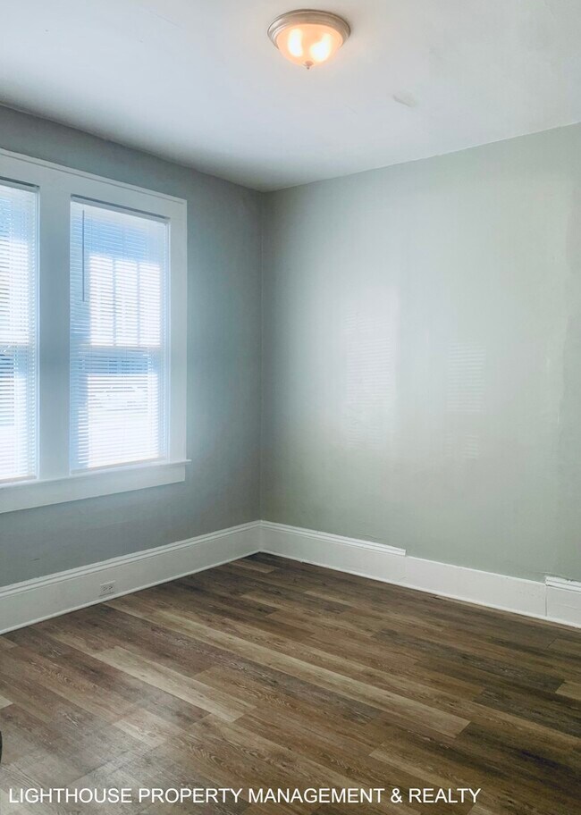 Building Photo - Bright & Delightful 2 Bed/1 Bath Townhome!