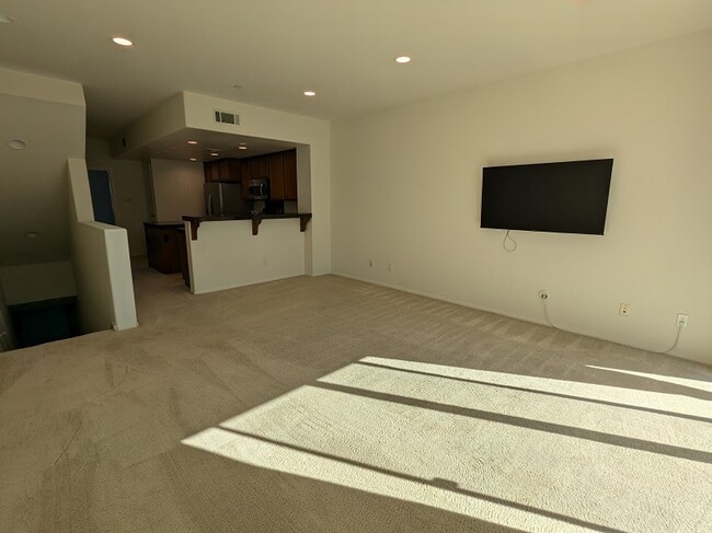 Building Photo - 952 Tarragon Ln