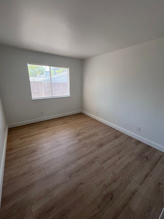 Building Photo - BEAUTIFULLY REMODELED 3 BEDROOM DUPLEX!!