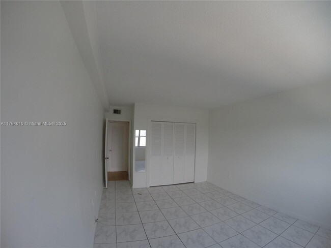 Building Photo - 400 Kings Point Dr
