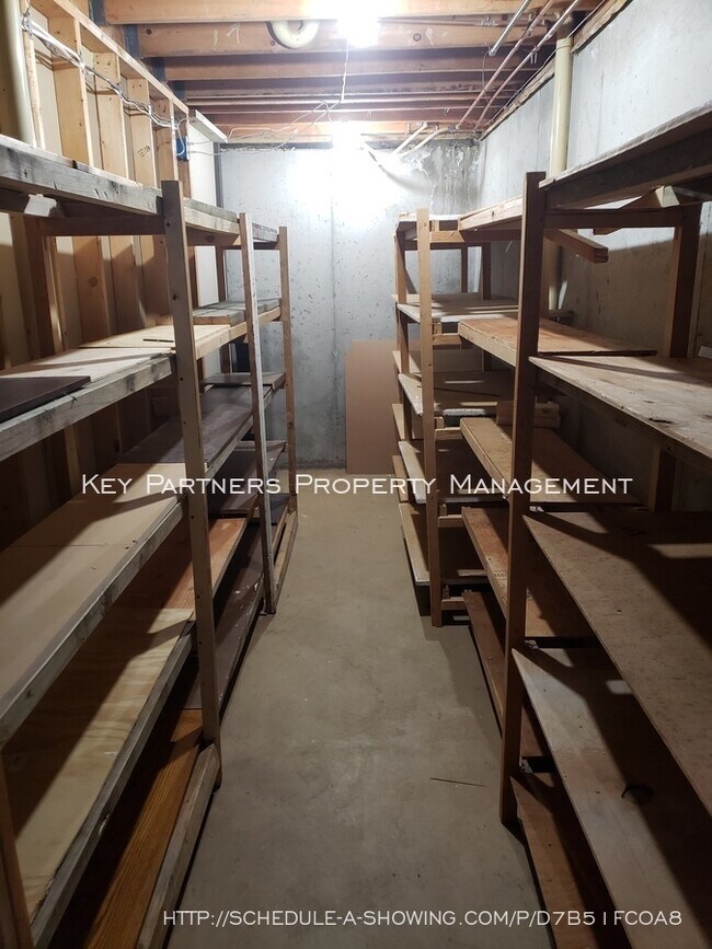 Building Photo - 8620 W 117th - SPACIOUS and Updated!