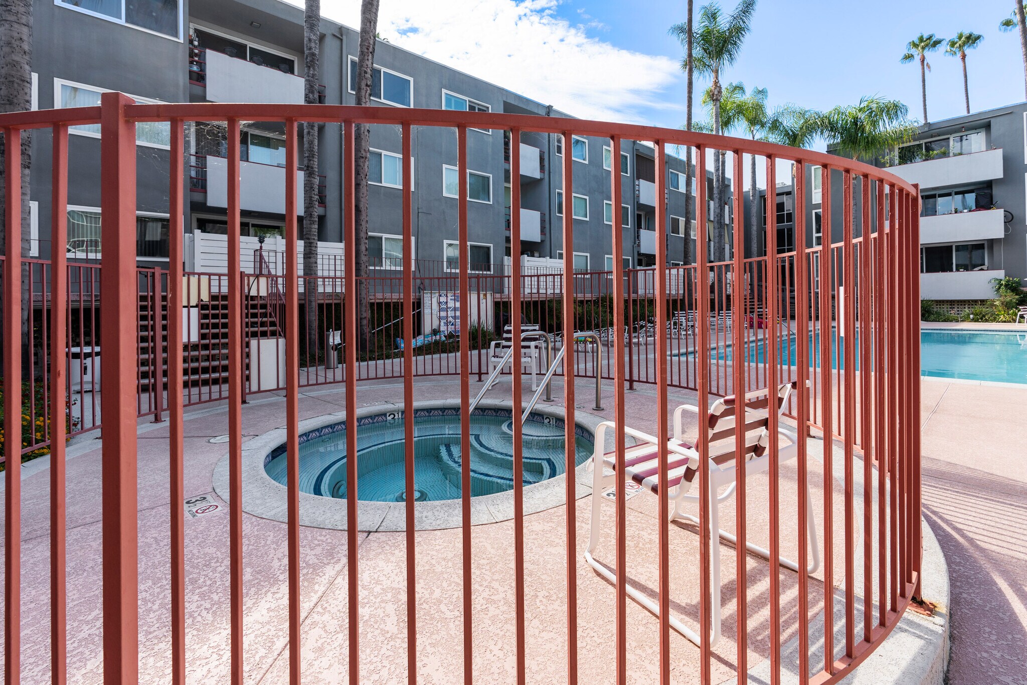 community jacuzzi - 4915 Tyrone Ave