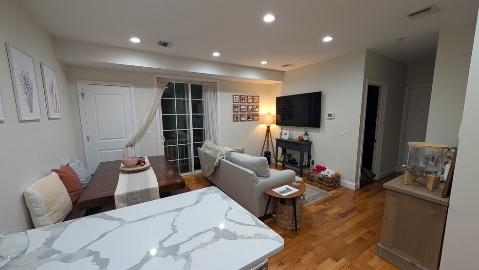 Building Photo - 104 Broughton Ave