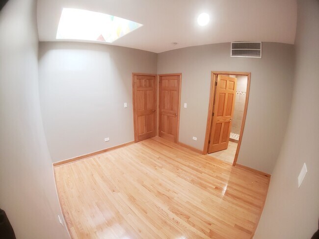 Building Photo - 3114 N Lincoln Ave