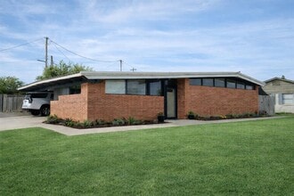 Building Photo - 1919 Sumner Dr