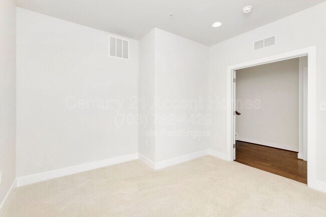 Building Photo - 402 Stabler Ln