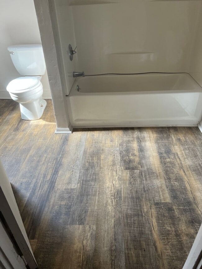 Building Photo - Large 4 bedroom 2 full bath House Lancaste...