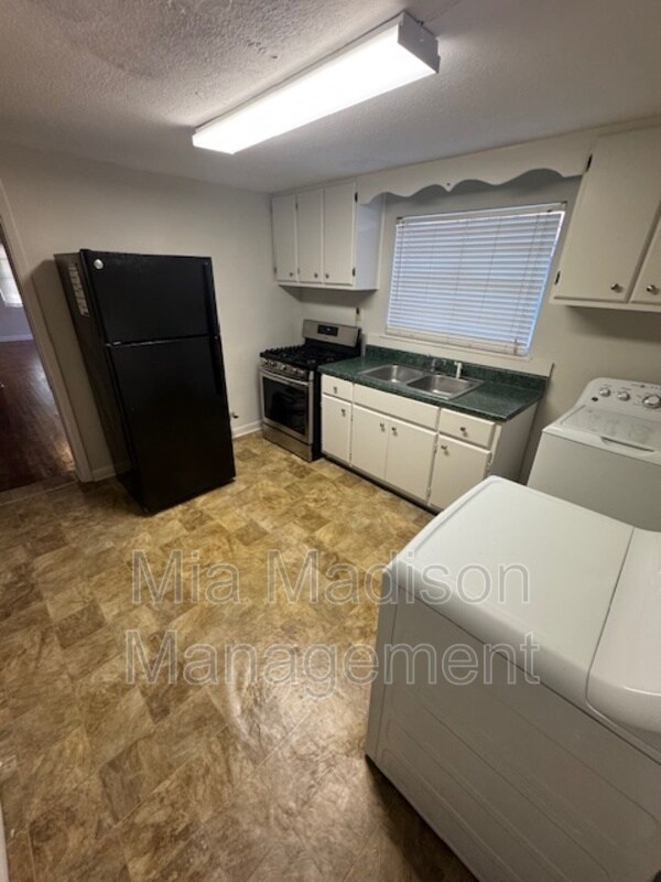 Building Photo - 1026 W 41st St