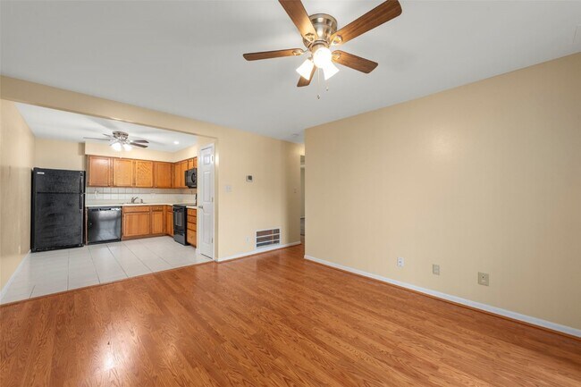 Building Photo - 700 Ridgeside Dr