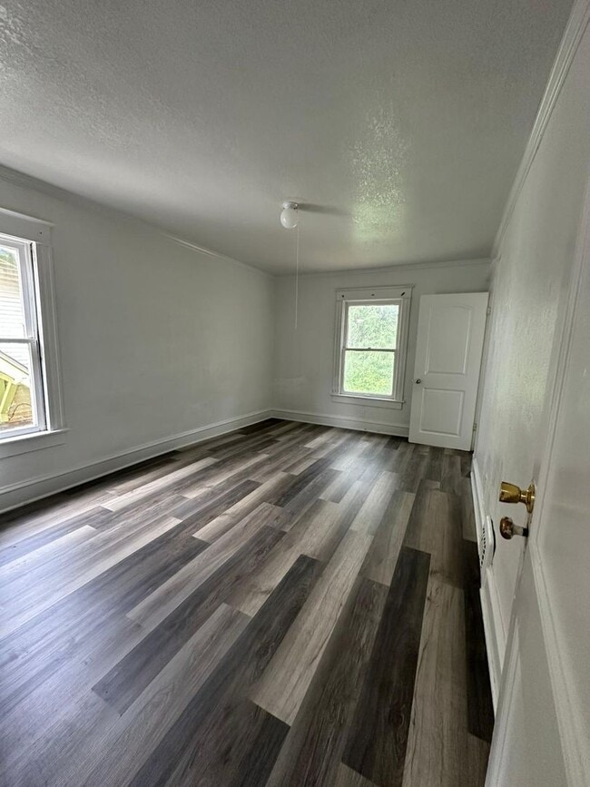 Building Photo - 4 bedroom 1.5 bath