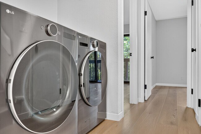 Building Photo - Beautiful 2BR/2BA Townhome with Valley Views, Covered Parking & In-Unit Laundry