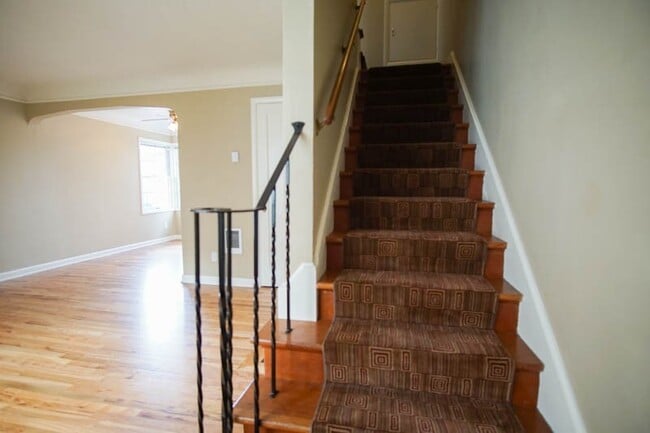 Building Photo - In the Heart of NW-Mid-Century 2Bdr Lives Like a Little House!