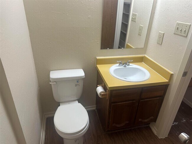 Building Photo - 6907 Woodhue Dr