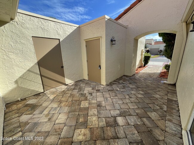 Building Photo - 718 Pine Island Dr