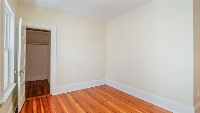 Building Photo - 32 Robinson St