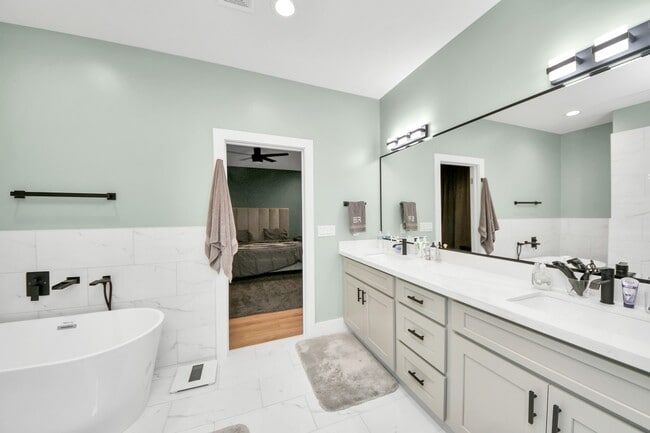 Building Photo - 2007 Briley St