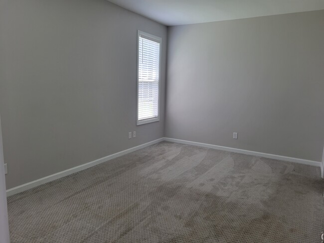 Building Photo - 2015 Briarwood Dr