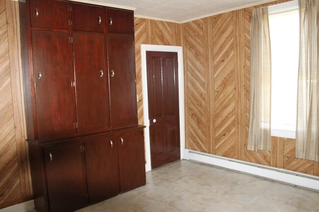 Building Photo - Spacious Single Family Home