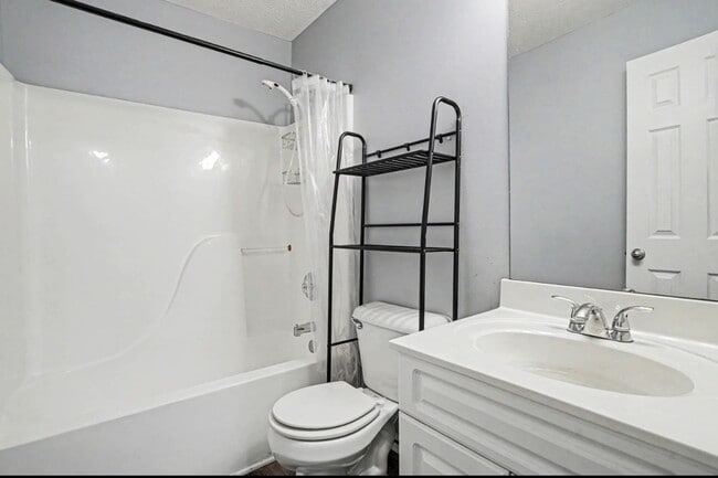 Building Photo - Donelson Townhome!