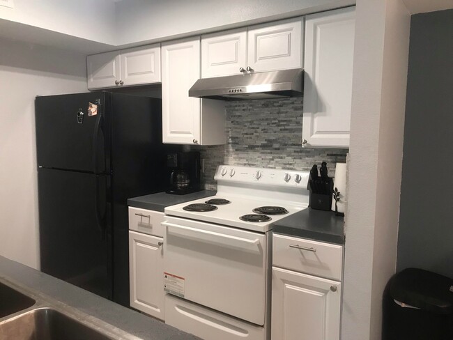 Building Photo - Recently Remodeled 2B/2B Unfurnished Condo...