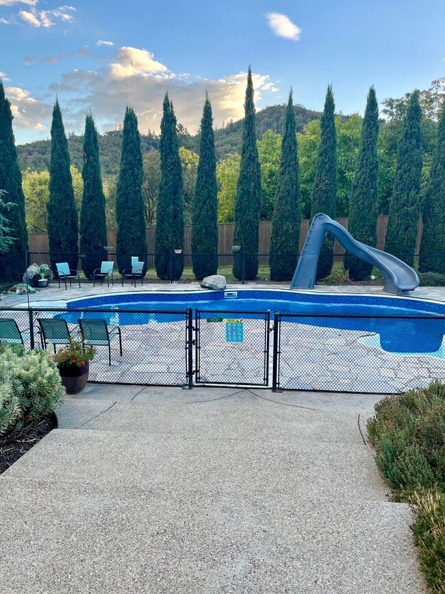 Building Photo - Short Term Rental available, Fully Furnished , 1 Bedroom, 1 Bath in Private Setting