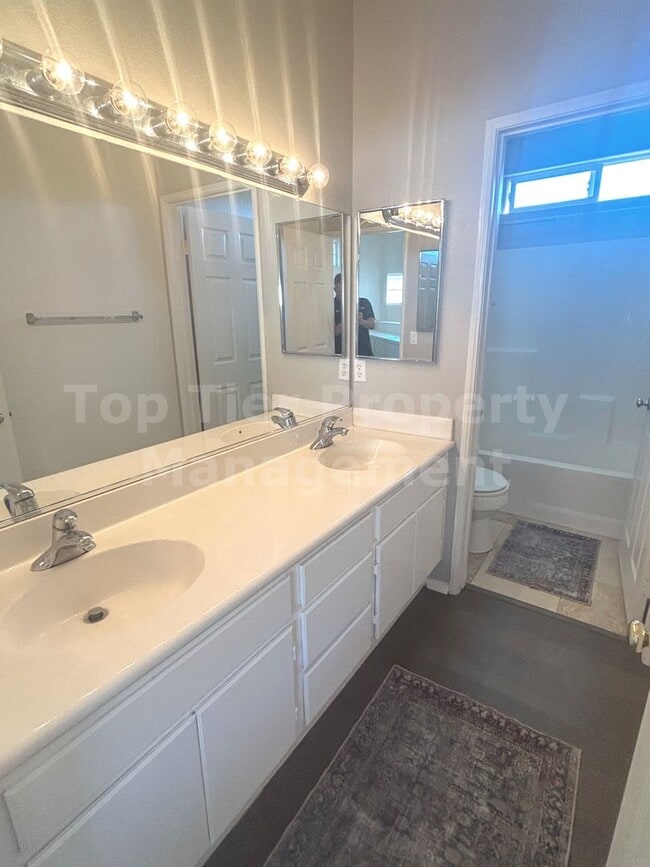 Building Photo - Beautiful 4 bed, 3 bath, 2,726 sqft House ...