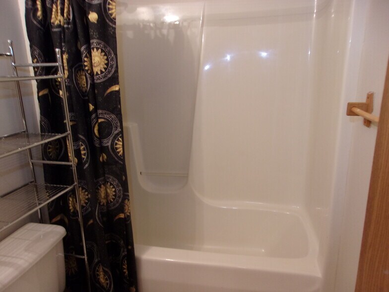 Building Photo - 610 N Wagner Ave