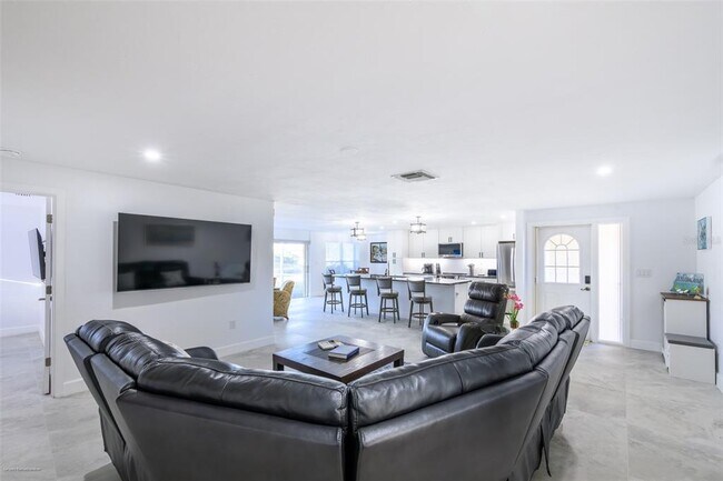 Building Photo - 149 Crescent Dr