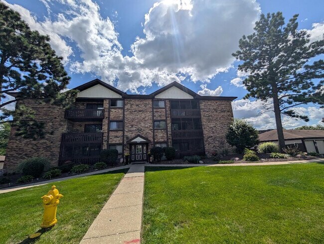 Building Photo - 5965 Lakeside Pl