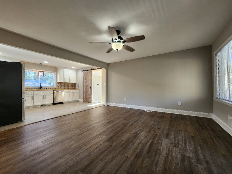 Building Photo - 1020 Woodvale Dr