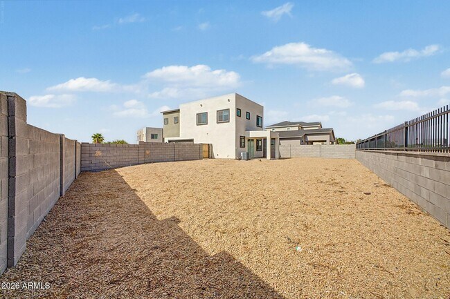 Building Photo - 141 W Latona Rd