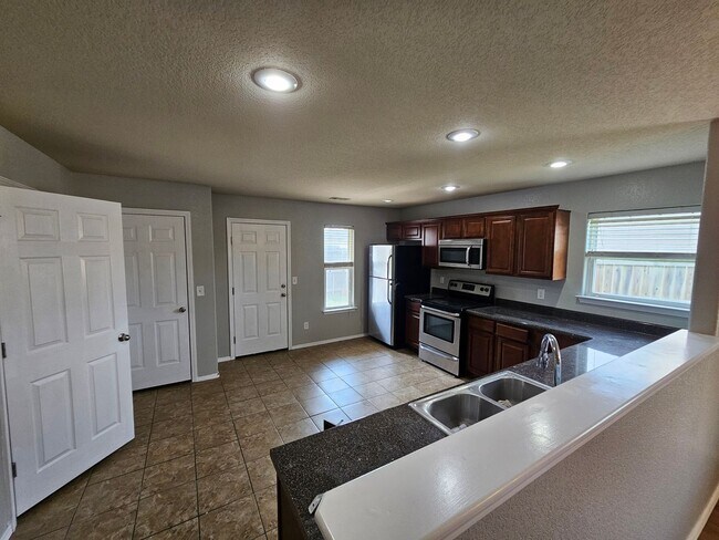 Building Photo - Nice 3 bedroom in west Fayetteville