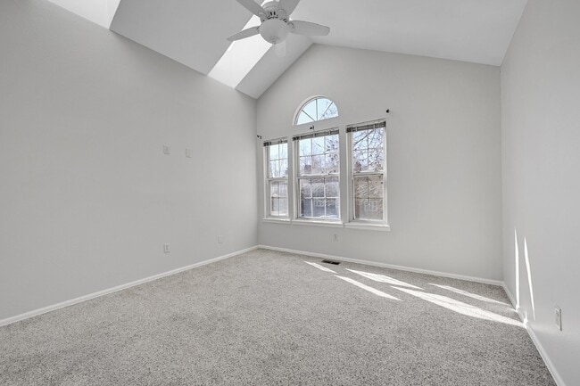 Building Photo - $2,195.00 - 2 Bed, 1.5 Bath, Townhome in L...