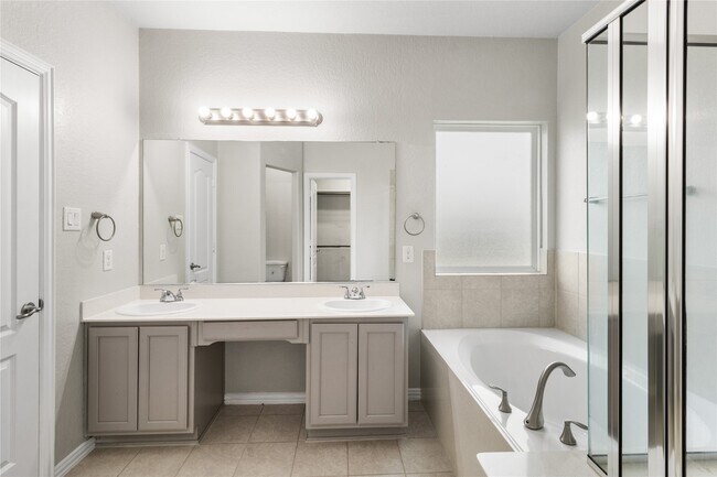 Building Photo - 131 San Jacinto Dr