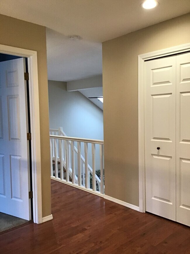 Building Photo - For Rent - Exceptional Murrayhill Location...