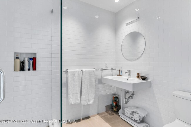 Building Photo - 601 Heck St