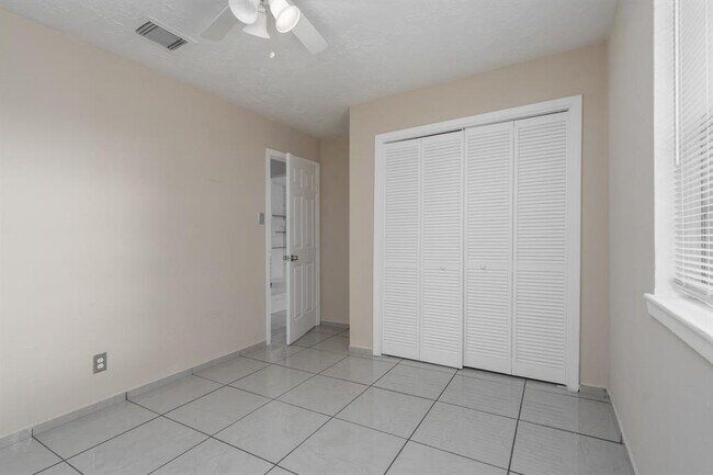 Building Photo - 9919 Overview Dr