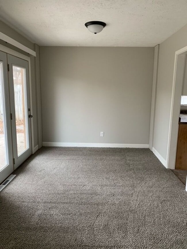 Building Photo - Cute Three bedroom in Airpark Available Now!