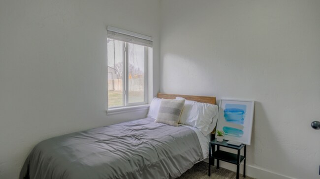 Building Photo - FURNISHED MONTH TO MONTH with 20x30 Storage!