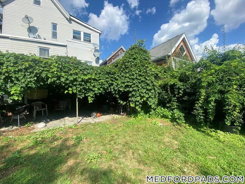 Building Photo - 569 Main St