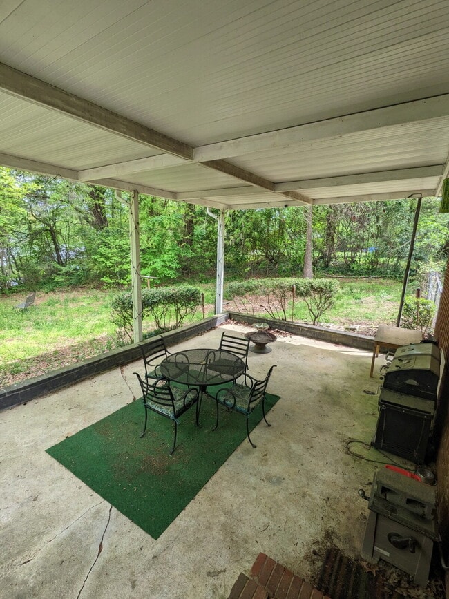 Building Photo - Fully fenced in yard and convenient location.