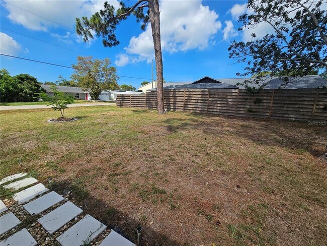 Building Photo - 8820 Pohoy Ave