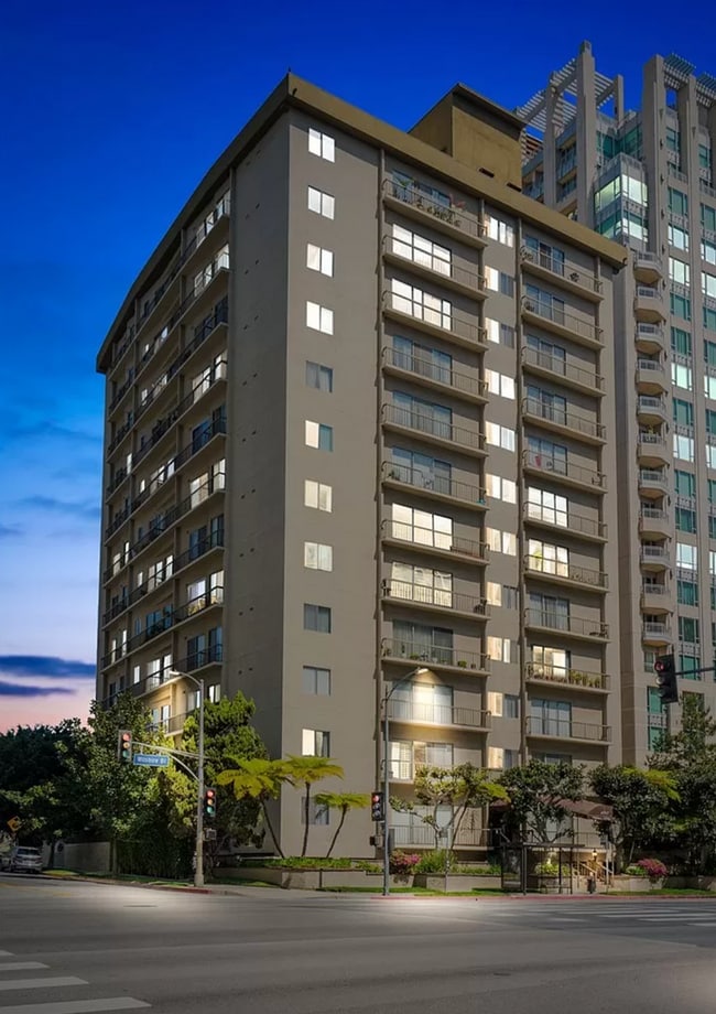Building Photo - Charming, Light and Bright Wilshire Selby East with a spacious floor plan