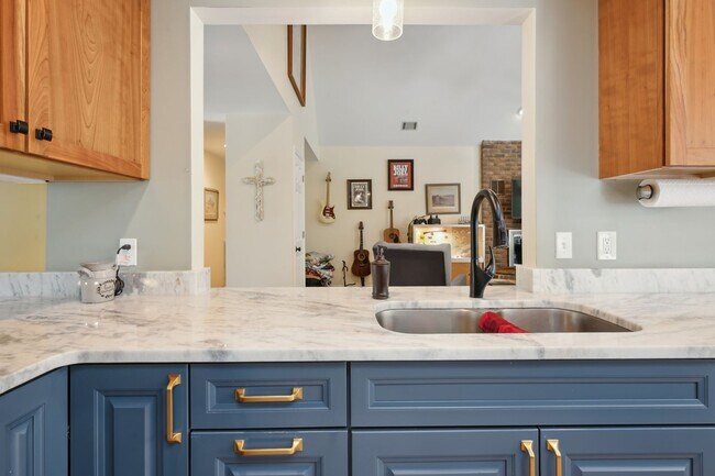 Building Photo - Everything included in rent price!! All ut...