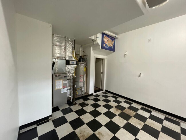 Building Photo - 3 Bedroom 2.5 Bathroom House with Bonus Room ~ Garage, A/C, includes Washer and Dryer ~ Close to ...