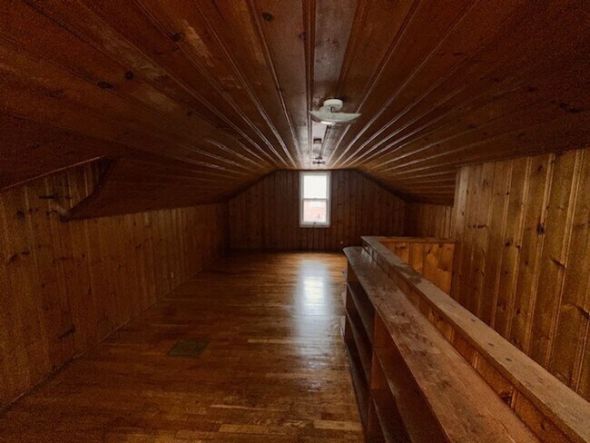 Building Photo - Three Bed 1 Bath Brick Bungalow with basement on the east-side of Detroit! Move in Ready!