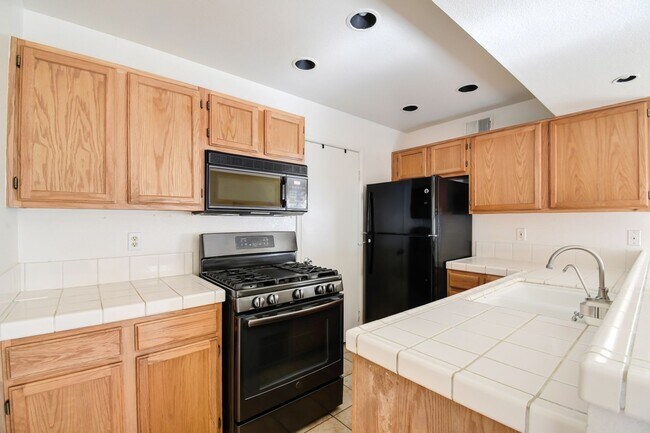 Building Photo - Gate Community! Must See!